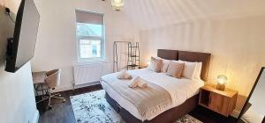 Katil atau katil-katil dalam bilik di Stunning Luxury Spacious Holiday Home - 5 Bedrooms - Rest & Recharge in Manchester +21 gambar