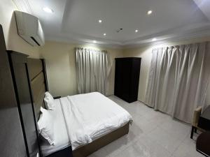 Postel nebo postele na pokoji v ubytování أجنحة وارفه لشقق المخدومة Warefa Serviced Aparthments