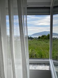 een raam met uitzicht op een grasveld bij Casa do Montinho in Caminha