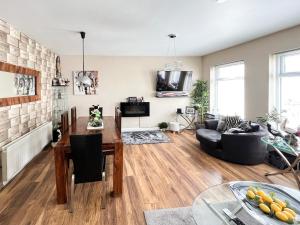 ein Wohnzimmer mit Sofa und Tisch in der Unterkunft Harbour Townhouse in Portrush