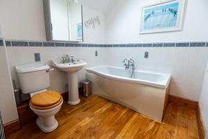une salle de bain avec une baignoire, des toilettes et un lavabo dans l'établissement Sea View, à Moelfre 15 autres photos
