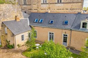 vista aerea di una casa con un edificio di Les Terrasses de l'Orangerie a Durtal