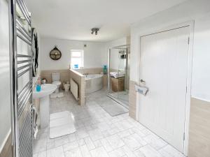 ein Badezimmer mit Badewanne, Toilette und Waschbecken in der Unterkunft Harbour Townhouse in Portrush + 12 Fotos