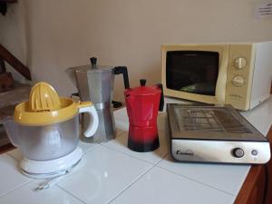 a kitchen counter with a microwave and a toaster oven at Molino De Pradillo in Pradillo