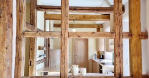 una cucina con pareti in legno e una grande finestra di natürliches Umfeld für Genießer Wohnung Teichblick a Bleckede