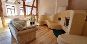 un soggiorno con un grande divano e una TV di natürliches Umfeld für Genießer Wohnung Teichblick a Bleckede Altre 7 foto