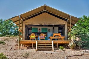 einen Pavillon mit Stühlen, einem Tisch und einem Tisch in der Unterkunft AfriCamps Klein Karoo in Oudtshoorn