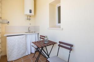 デニアにあるEl Apartamento De Adelaの小さなテーブルと椅子2脚付きのキッチン +22枚の写真