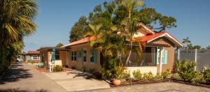 una casa con una palmera delante en Paradise Cove on Lemon Bay, en Englewood