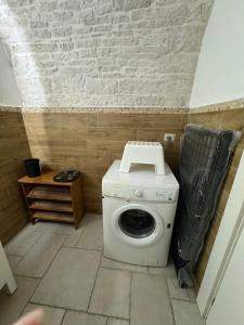 Habitación con baño pequeño con lavadora. en Augustus B&B, en Terlizzi