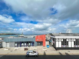 um carro está estacionado em frente a um edifício em Station View Portrush em Portrush