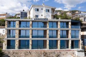 un edificio con un cartello che indica l'alba di Sunrise Qeparo a Qeparo