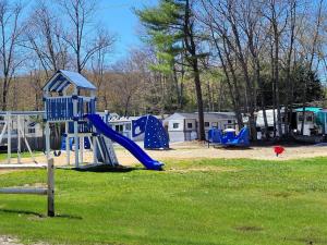 un parque infantil con un tobogán azul en Winnasquam Beach Resort, en Belmont