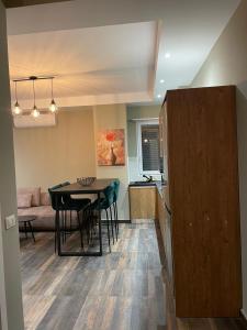 Una sala de estar y una cocina con mesa y sillas. en Azure Escape , Lungomare, en Vlorë 1 foto más