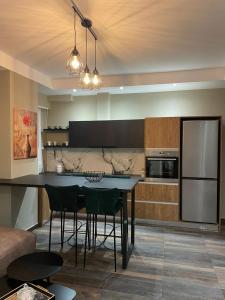 Una cocina con una mesa y sillas en una habitación. en Azure Escape , Lungomare, en Vlorë