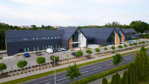 an aerial view of a building with a parking lot at Hotel & Restauracja Nad Sandelą in Lubawa
