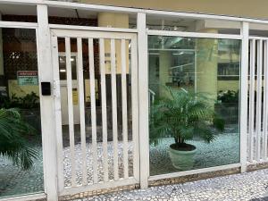 een deur naar een gebouw met een plant erin bij Lindo Studio Flamengo in Rio de Janeiro