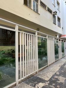 een gevel van een gebouw met glazen schuifdeuren bij Lindo Studio Flamengo in Rio de Janeiro