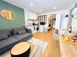a living room with a couch and a table at Cozy Jacuzzi Bordeaux Chartrons in Bordeaux +7 photos