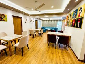 a waiting room with tables and chairs in a restaurant at Havelock City Hostel, Colombo in Colombo
