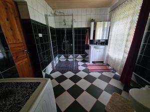 Koupelna v ubytování SIRELISURU KÜLALISTEMAJA + 11 fotografií