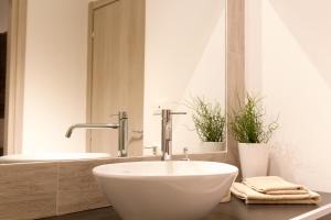 Ένα μπάνιο στο Romano Rooms +26 φωτογραφίες