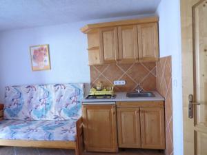 Kuchyňa alebo kuchynka v ubytovaní 22 féröhelyes apartman