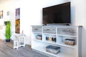 TV a/nebo společenská místnost v ubytování Meerblickvilla Großenbrode Wohnung 21