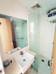 Ένα μπάνιο στο Harris Hotel & Residences Kuta +5 φωτογραφίες