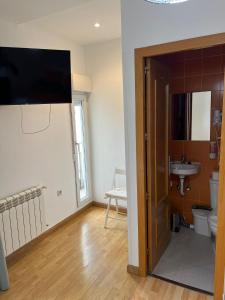 Hostal New Dream Madrid的电视和/或娱乐中心