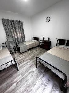 Postel nebo postele na pokoji v ubytování Amplia casa entera con patio y terraza para familia y grupo de amigos