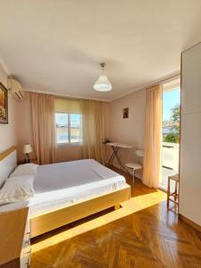 En eller flere senge i et værelse på Sunshine Central Apartment