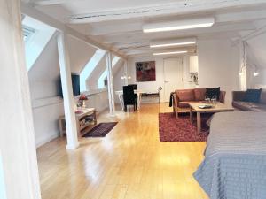a room with a bed and a living room at Skovridergaardens Ferielejligheder in Aabenraa