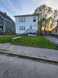 una casa blanca al costado de una calle en Oakdale Area Nice Location, en Portland