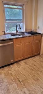 una cocina con fregadero y ventana en Oakdale Area Nice Location, en Portland 5 fotos más