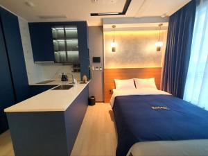 Postel nebo postele na pokoji v ubytování 라비앙즈-Raviens-Elliy's Room