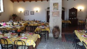 Restoran või mõni muu söögikoht majutusasutuses Masseria Case Damma