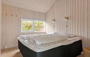 Postel nebo postele na pokoji v ubytování Holiday Home Kystagervej Odder Ix