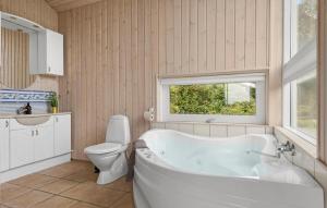 Koupelna v ubytování Holiday Home Kystagervej Odder Ix