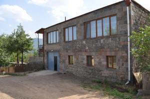 Fațada sau intrarea în Saro B&B and Safari Tours