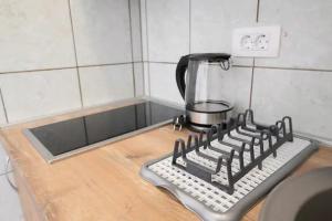 una estufa de cocina con una olla encima en Apartments R&M, en Tivat 58 fotos más