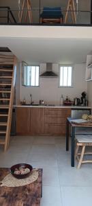 een grote keuken met een trap en een tafel bij La Pifote in Villes-sur-Auzon