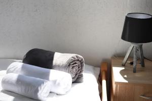 Un dormitorio con una cama con toallas. en Apartments R&M, en Tivat