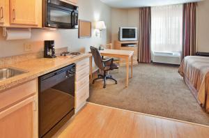 Кухня или мини-кухня в Candlewood Suites Junction City - Ft. Riley by IHG
