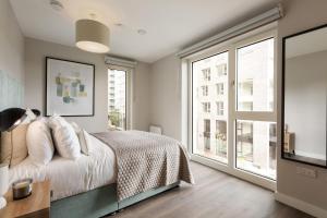 um quarto com uma cama e janelas grandes em The Oslo One by Dublin At Home em Galloping Green