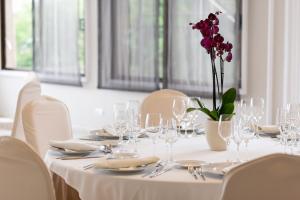 Un restaurante o sitio para comer en Hotel Santiago Apóstol