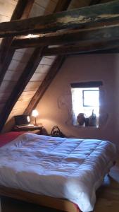une chambre avec un lit et une fenêtre dans l'établissement Gîtes dans village médiéval Périgord, à Limeuil