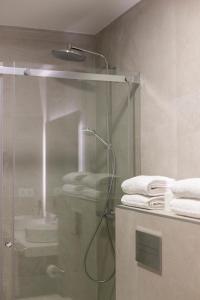 una ducha en un baño con puerta de cristal en Hotel Santiago Apóstol, en Santiago de Compostela