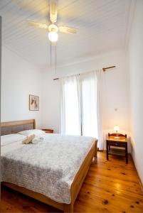 a bedroom with a bed and a ceiling fan at Mountain Stone Rooms in Mariaí