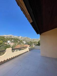 einen Balkon eines Gebäudes mit Stadtblick in der Unterkunft Marseille - Calanques in Marseille
